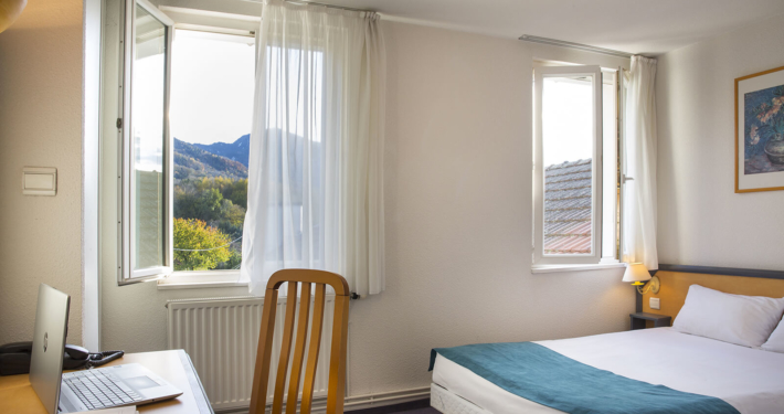 Chambre standard de l'Hôtel des Mésanges à Uriage-les-Bains