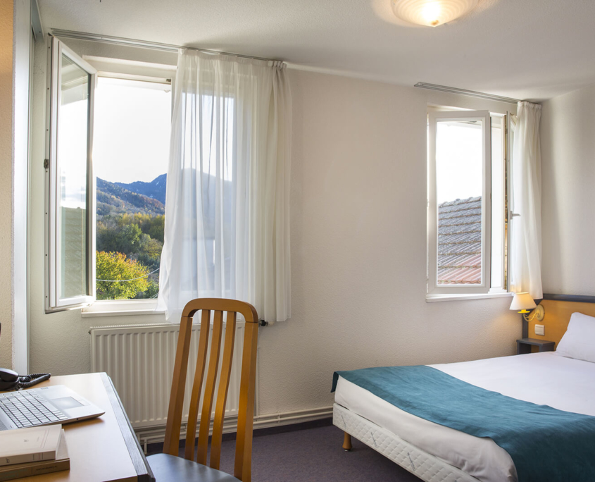 Chambre standard de l'Hôtel des Mésanges à Uriage-les-Bains