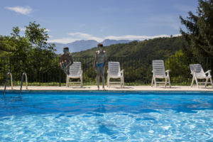 Les enfants s'amusent à la piscine 