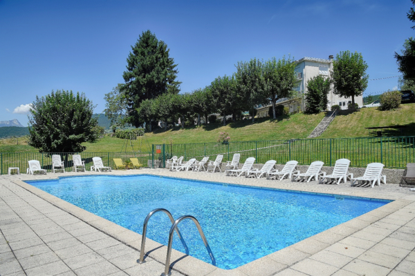 La piscine étincelle sous le soleil éclatant, vous invitant à vous détendre et à vous ressourcer dans un cadre idyllique. Les transats vous tendent les bras pour des moments de relaxation ultime, tandis que les eaux cristallines vous promettent une fraîcheur bienvenue en ces jours ensoleillés.