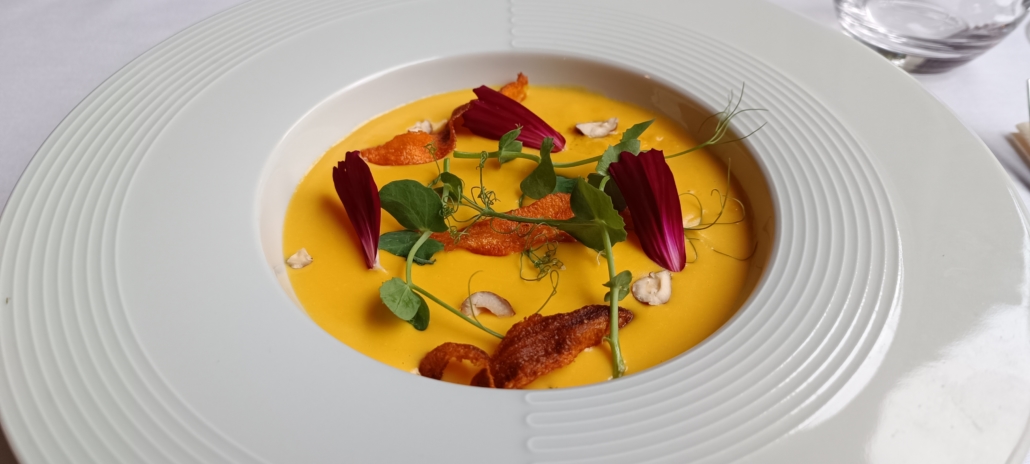 Une assiette de velouté de butternut délicieusement crémeux, parsemé de châtaigne grillée et de chips de carottes, évoque l'essence même de l'automne. Les nuances d'orange et de doré invitent à une expérience gustative chaleureuse et réconfortante.