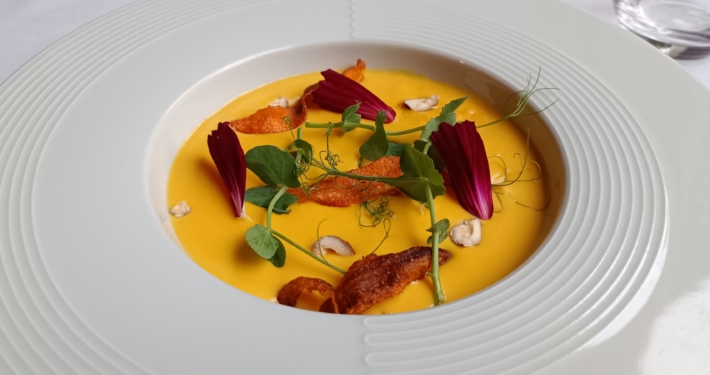 Une assiette de velouté de butternut délicieusement crémeux, parsemé de châtaigne grillée et de chips de carottes, évoque l'essence même de l'automne. Les nuances d'orange et de doré invitent à une expérience gustative chaleureuse et réconfortante.