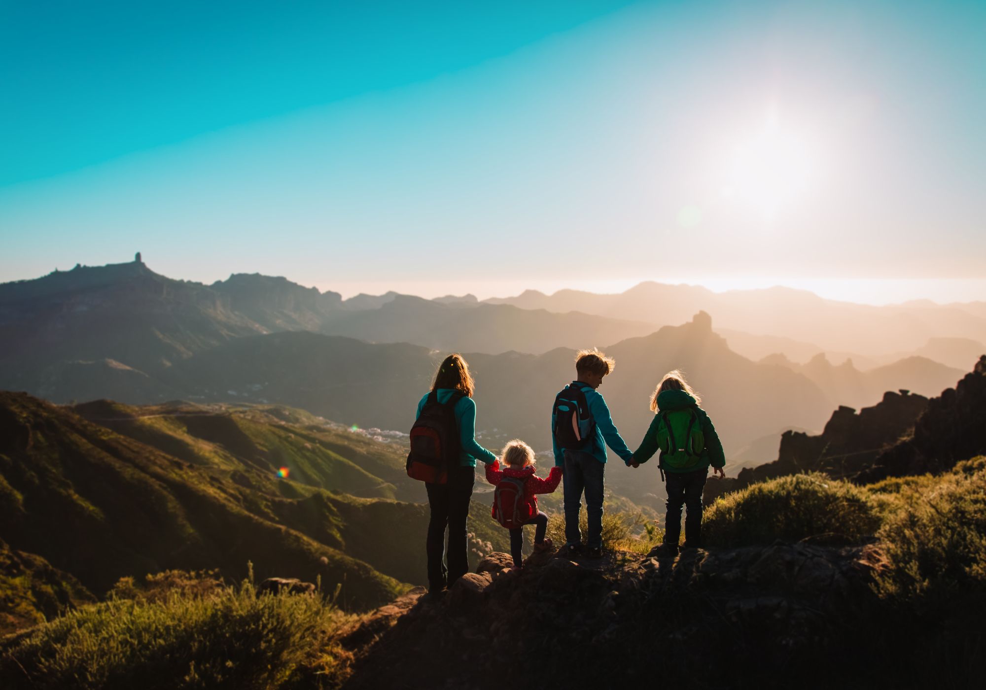 Famille profitant de l'été à la montagne